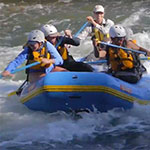 Études interdisciplinaires chez des étudiants en Leadership d'aventure en plein air dans une classe de rafting en eau vive