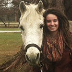 Outdoor Adventure Leadership and Psychology major Sydney Pinkerton spendeert graag tijd met haar paard