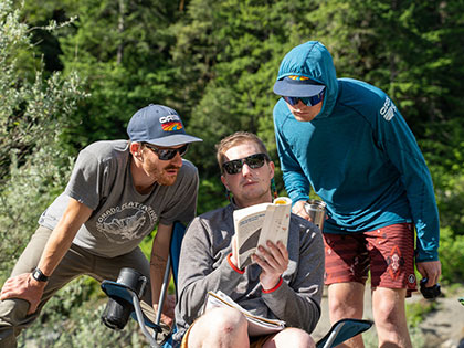 students using the field library for plant identification - Sierra Nevada College environmental science and outdoor adventure leadership students in field courses on the Wild and Scenic Rogue River