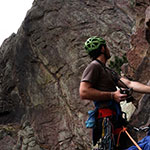 Rhett Gause, Especialista en Estudios Interdisciplinarios en Artes Digitales y Marketing, fotografiando un viaje de escalada a gran altura.