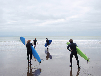 Sierra Nevada University students spend spring break learning how to surf in Monterey Bay 